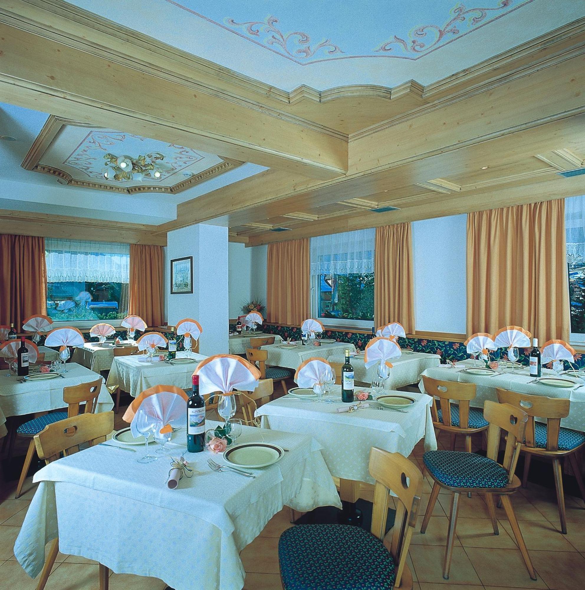 Hotel Zirmes Moena Exteriör bild